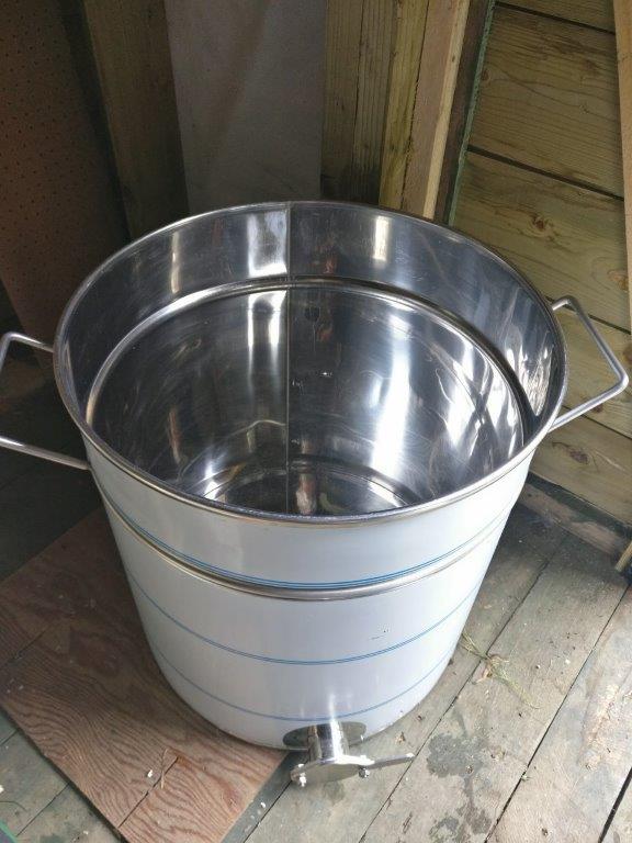 Base unit – Used for collecting the spun honey