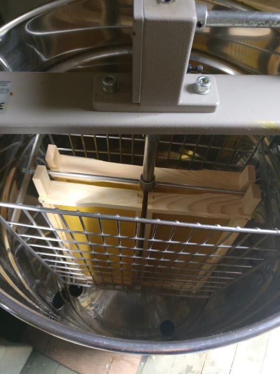 Extractor unit with Honey gate valve – Can accommodate 4 National/Commercial super frames or 2 National/Commercial Brood frames